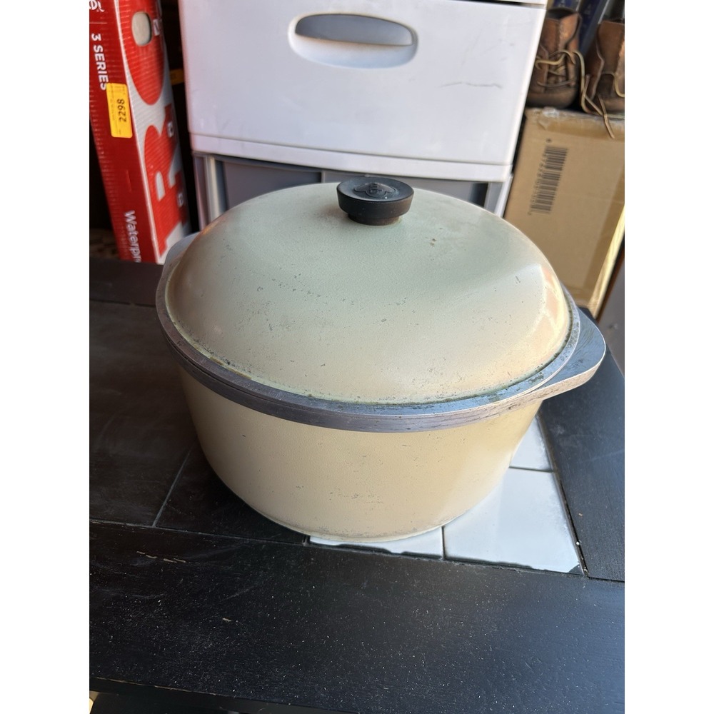 Vintage CLUB 7 Qt. Stock Pot/Dutch Oven W/ Lid Club Harvest Gold Cast Aluminum